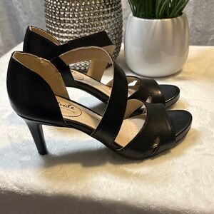 Life Stride size 7 Mega Strappy Sandlals